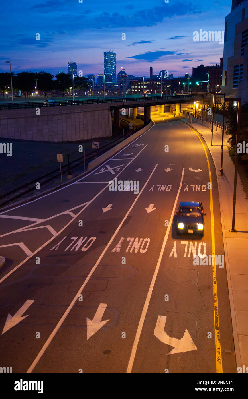 Boston, Massachusetts - ein Auto auf einer Autobahn-Ausfahrt in South Boston. Stockfoto