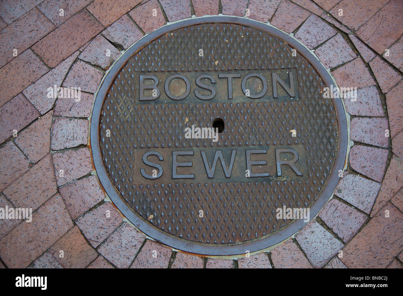 Boston, Massachusetts - einen Kanaldeckel auf der Boston-Kanalisation. Stockfoto