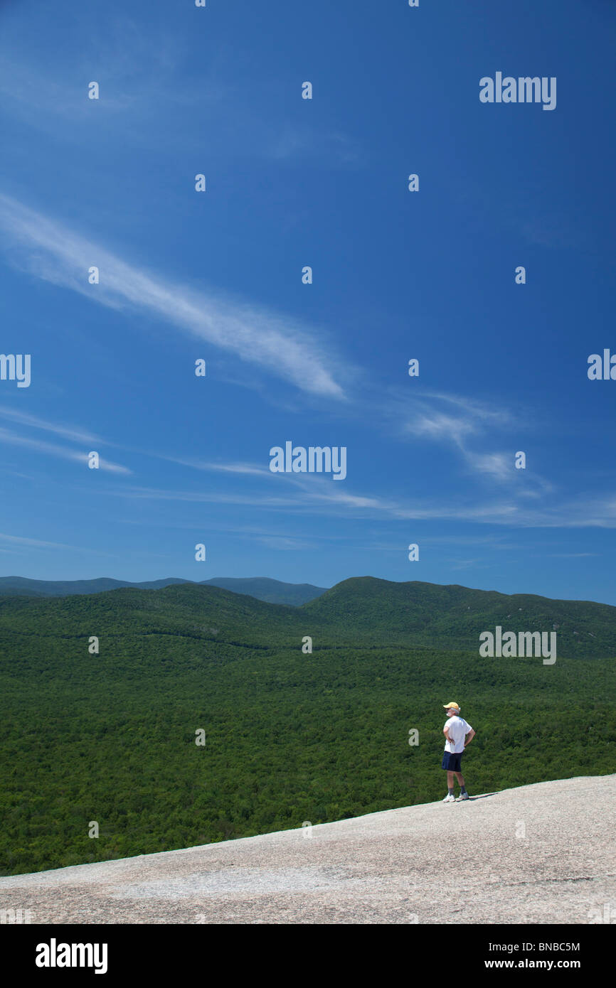 Lincoln, New Hampshire - ein Wanderer auf der Indian Head Felsformation am Mt. Pemigewasset. Stockfoto