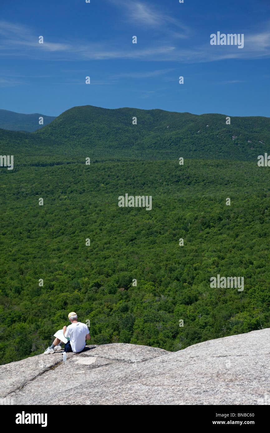 Lincoln, New Hampshire - ein Wanderer auf der Indian Head Felsformation am Mt. Pemigewasset. Stockfoto
