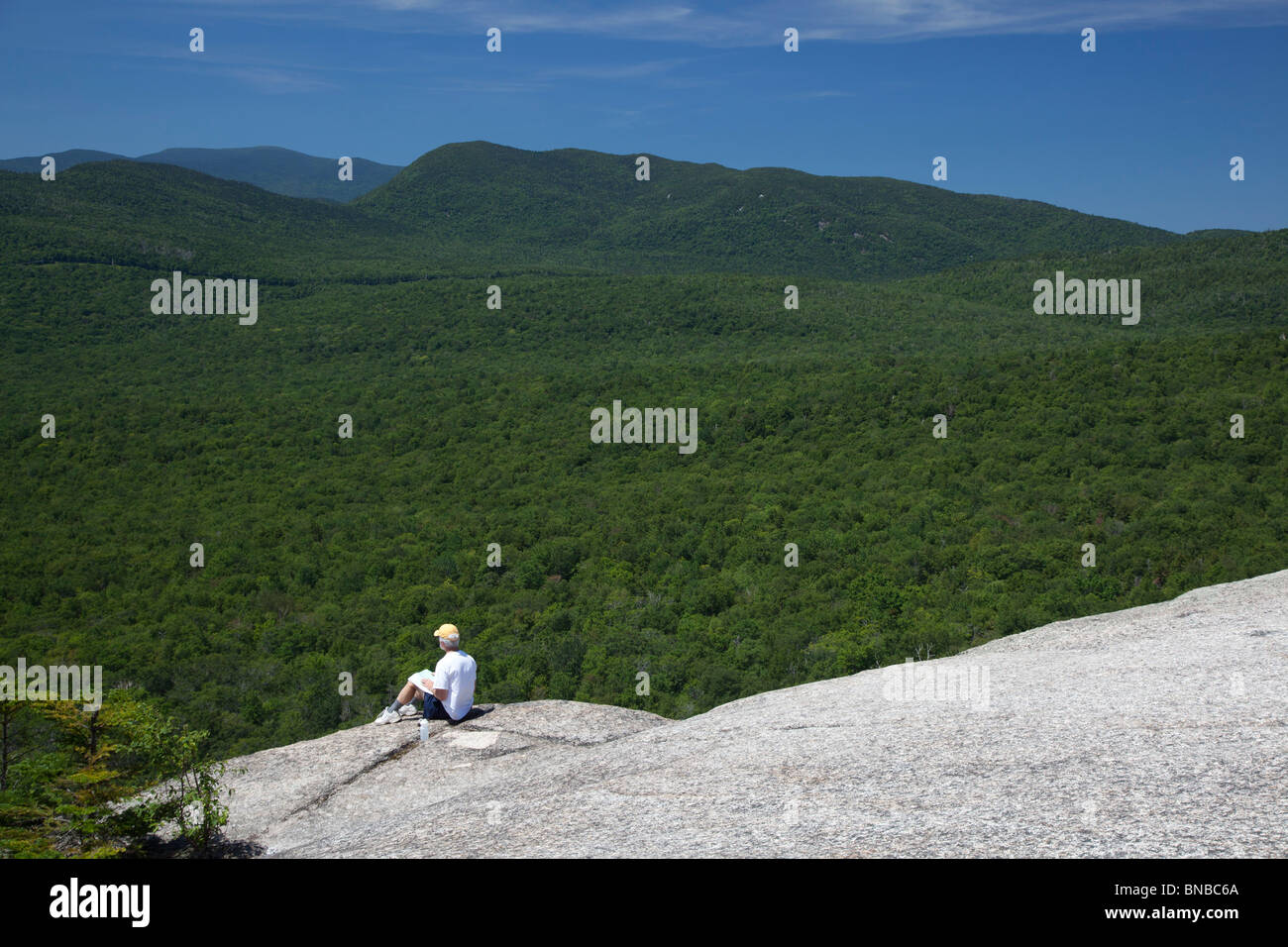 Lincoln, New Hampshire - ein Wanderer auf der Indian Head Felsformation am Mt. Pemigewasset. Stockfoto