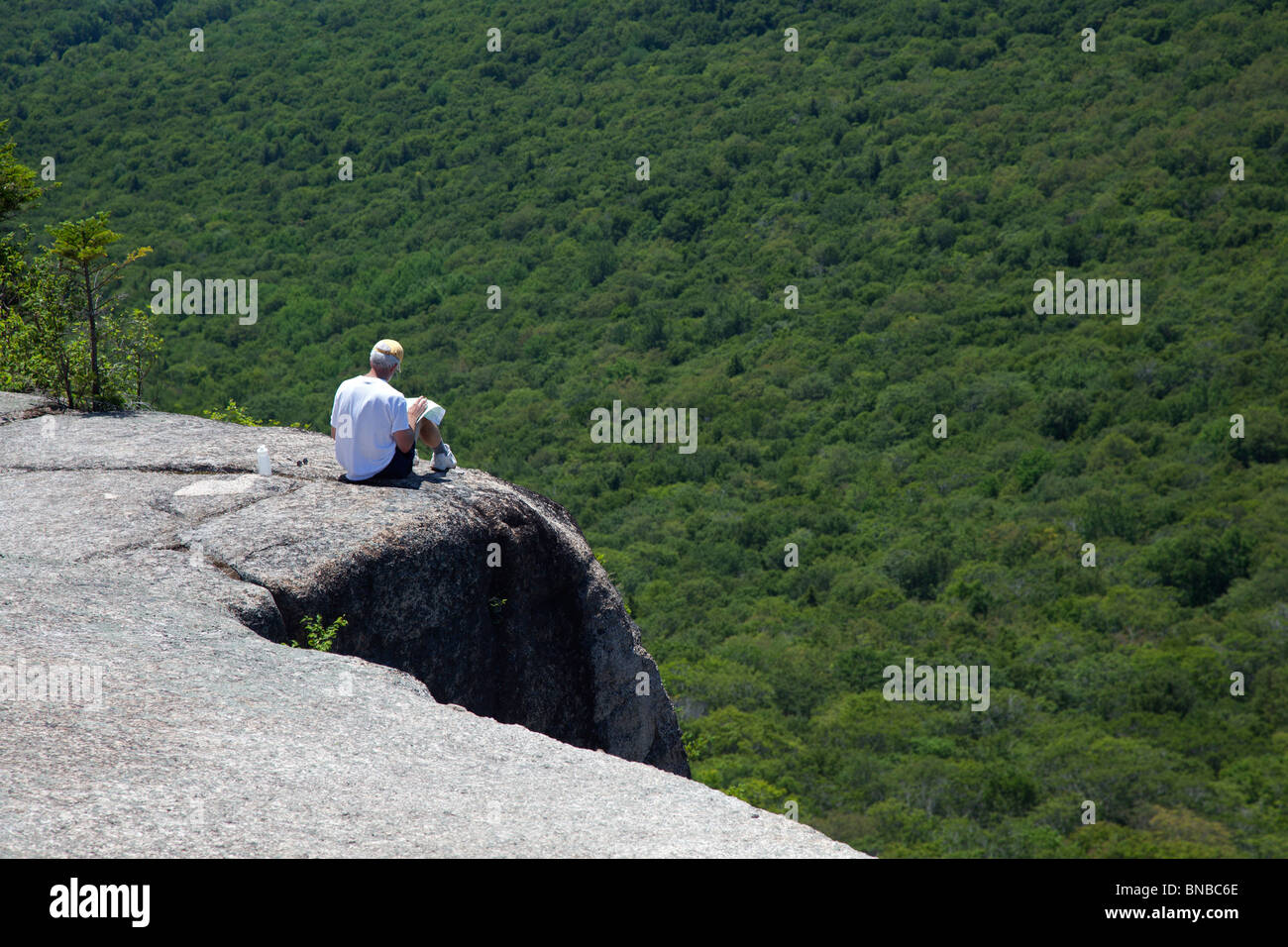 Lincoln, New Hampshire - ein Wanderer auf der Indian Head Felsformation am Mt. Pemigewasset. Stockfoto