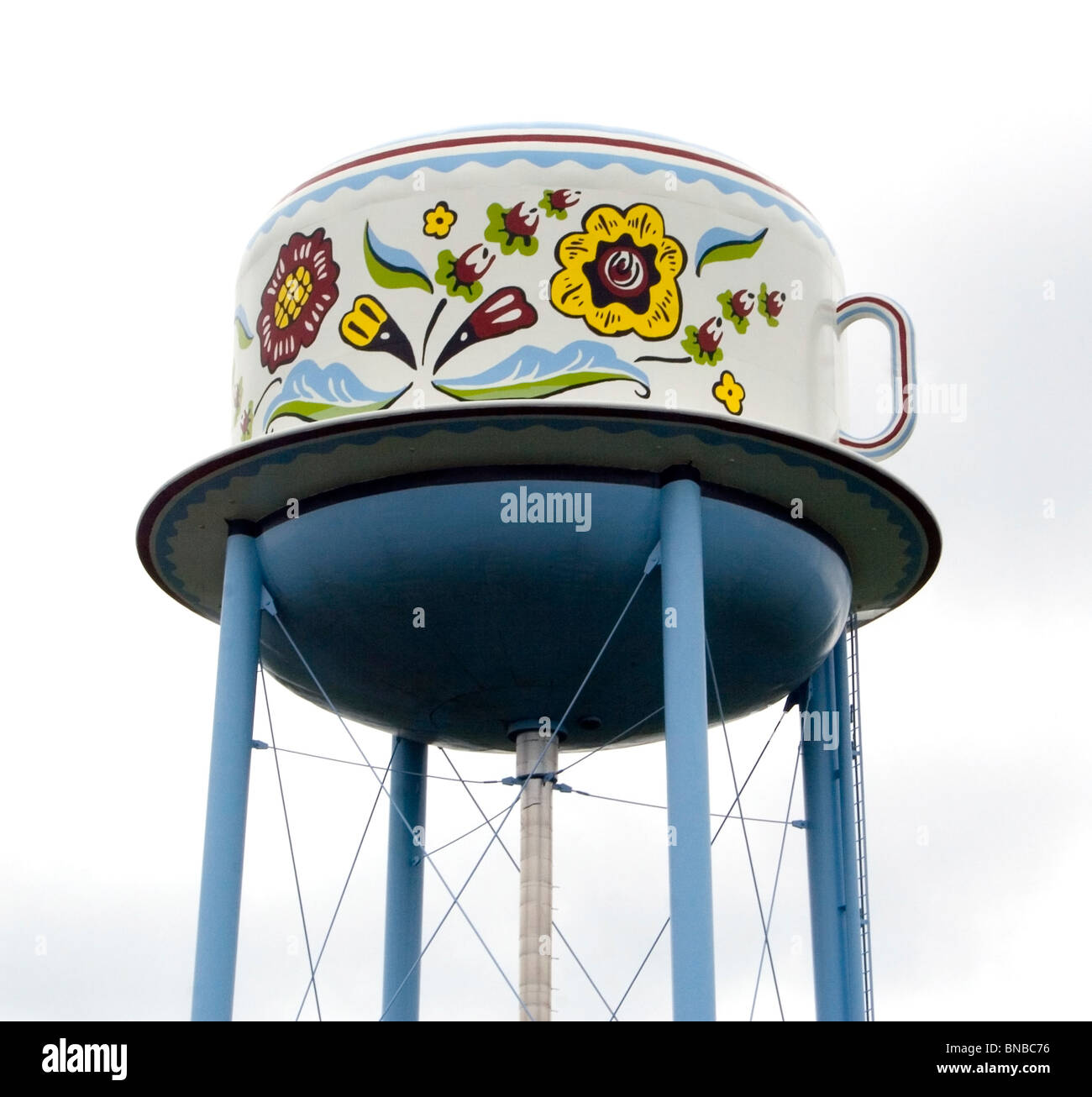 Riesiger Wasserturm für Teetassen in Stanton, Iowa – in Verbindung mit der berühmten Kaffeekanne der Stadt lässt dieses schrullige Wahrzeichen den Charme spüren. Stockfoto