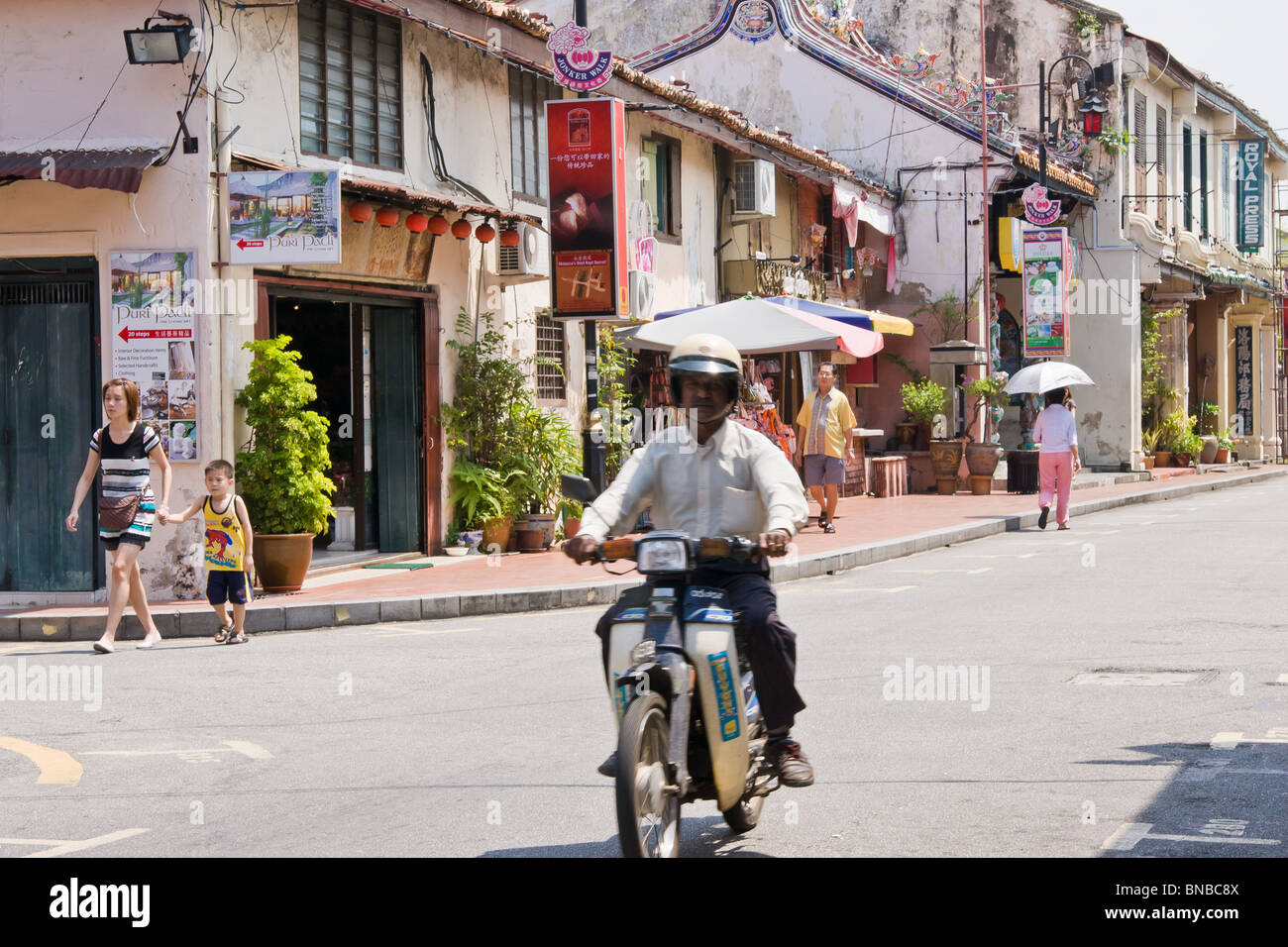 Straßenszene in Jalan Hang Jebat,, früher bekannt als Jonkers, berühmte Straße in Melacca für Antiquitäten Stockfoto