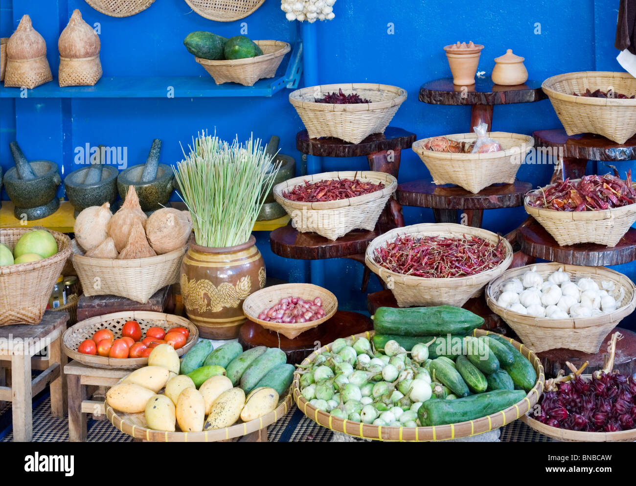 Frische Zutaten, die häufig in Thai-Kochkurs inklusive Obst, Gemüse & Gewürze verwendet Stockfoto