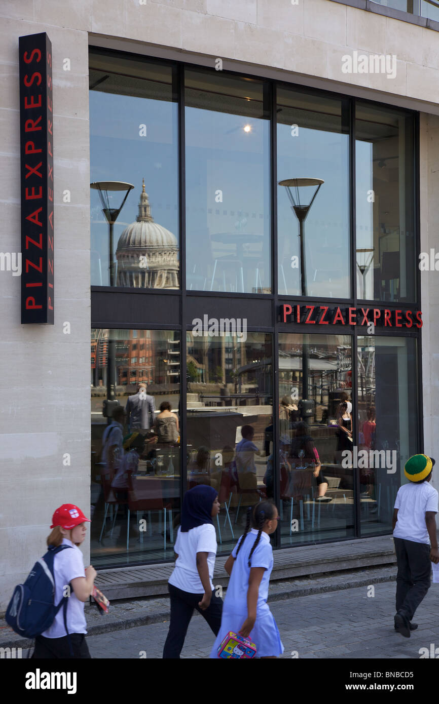 Pizza Express auf Bank Seite London mit St. Pauls Cathedral in der Reflexion Stockfoto