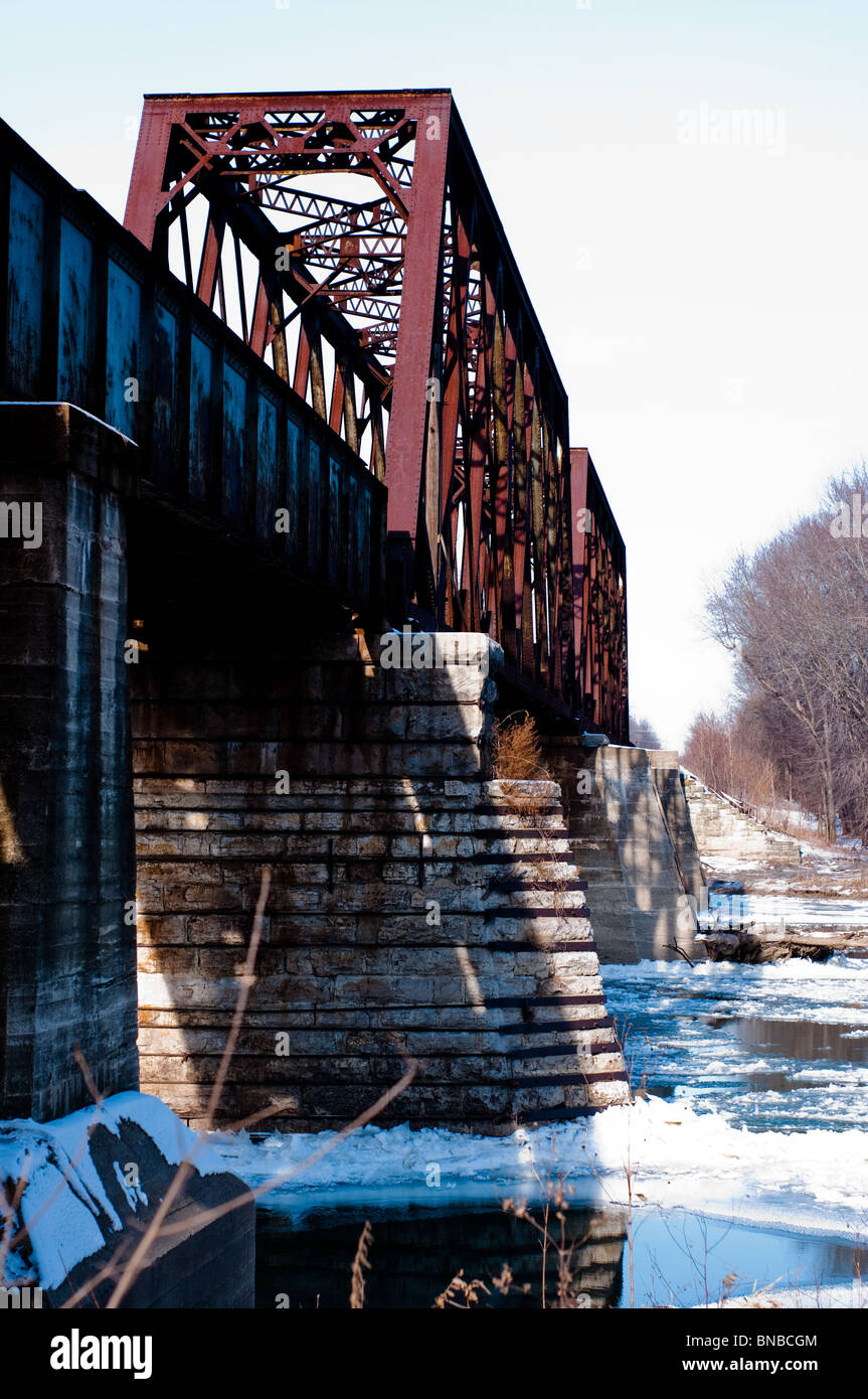 Eine Eisenbahnbrücke über das Eis gefüllt Wabash Fluß außerhalb von Lafayette, Indiana, von einem nahe gelegenen Hügel gesehen. Stockfoto