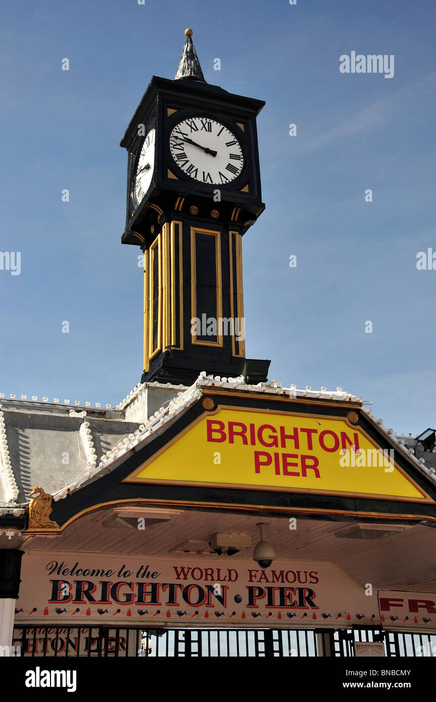 Brighton Pier Eingang Uhr, Brighton, East Sussex, England, Vereinigtes Königreich Stockfoto