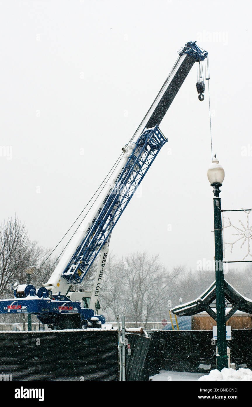 Ein Kran hängt über eine kombinierte Abwasser Abfluss Umleitung Projekt in Lafayette, Indiana Stockfoto