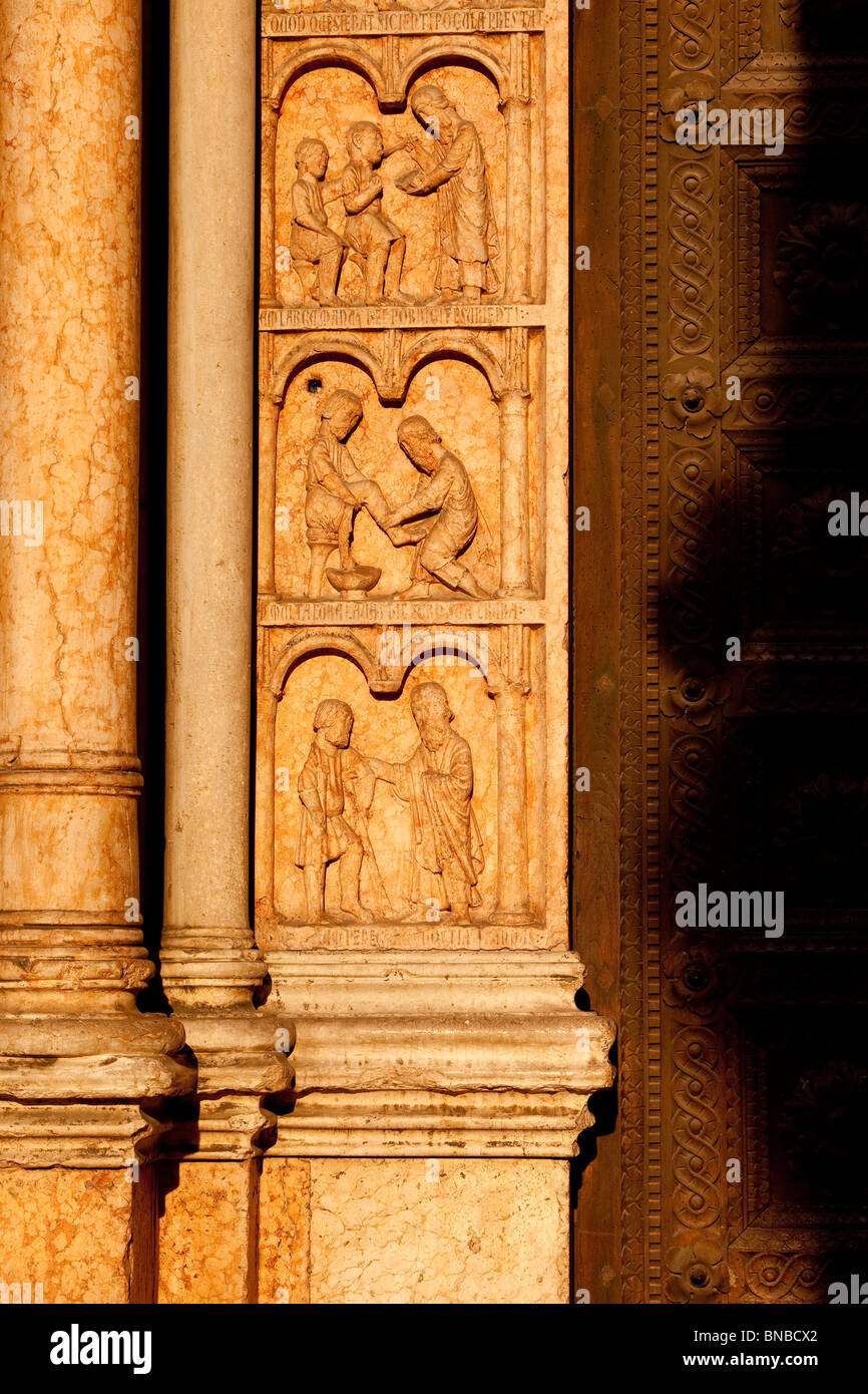 Detail der Marmor Schnitzereien auf dem Baptisterium, Parma-Emilia-Romagna-Italien Stockfoto