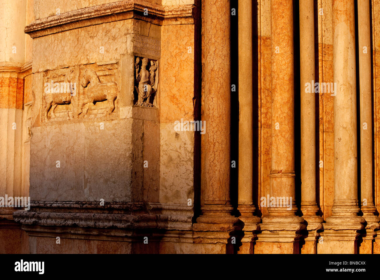 Detail der Marmor Schnitzereien auf dem Baptisterium, Parma-Emilia-Romagna-Italien Stockfoto