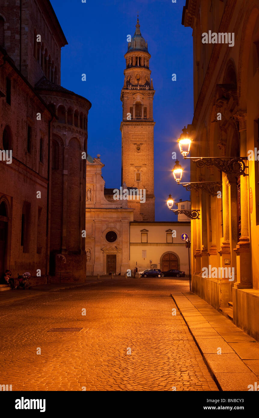 Über Kardinal Ferrari in der Nacht mit Chiesa San Giovanni Evangelista, Parma-Emilia-Romagna-Italien Stockfoto