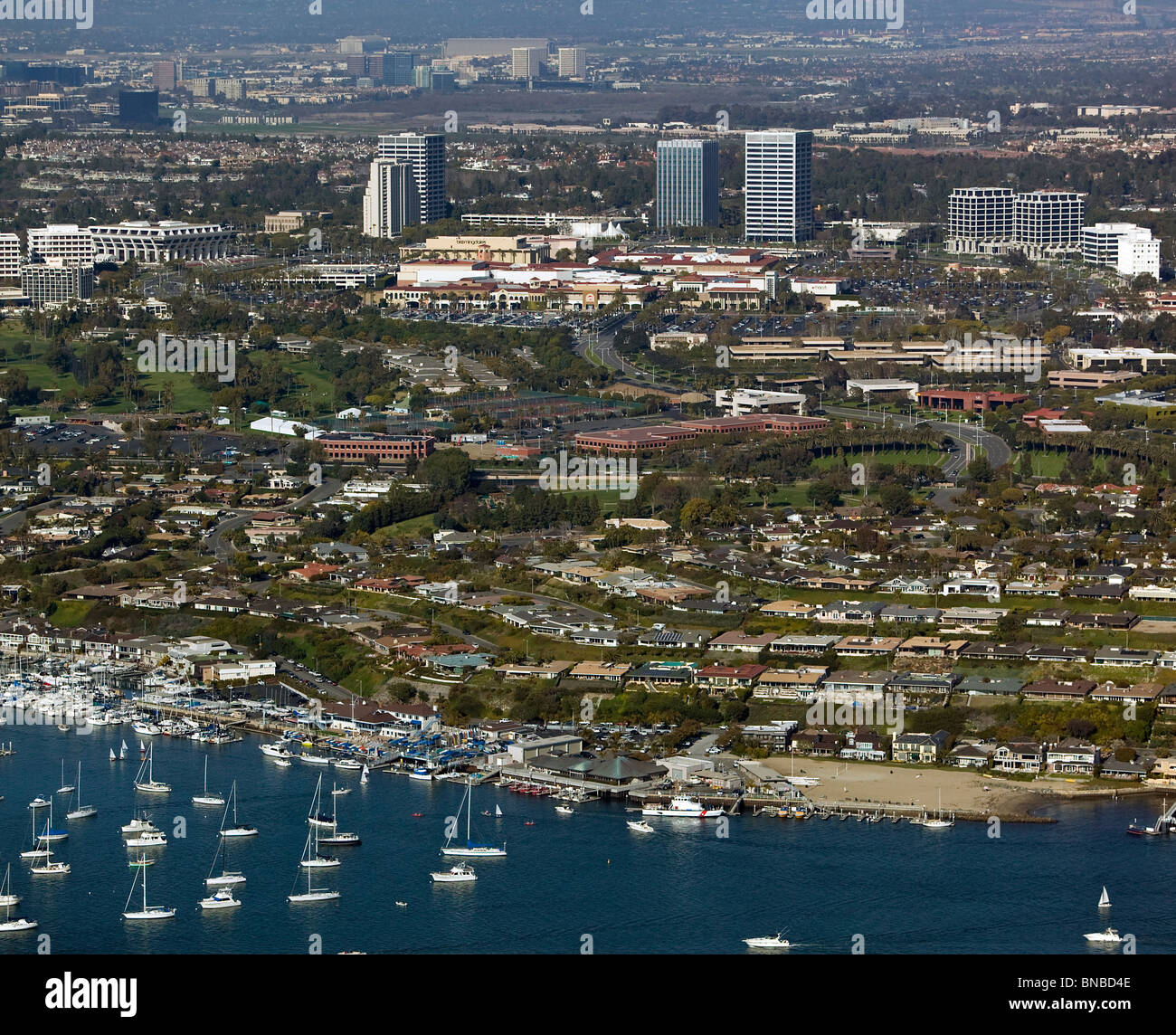 Luftaufnahme über Segelboote Newport Beach Bucht Costa Mesa Orange County in Kalifornien Stockfoto