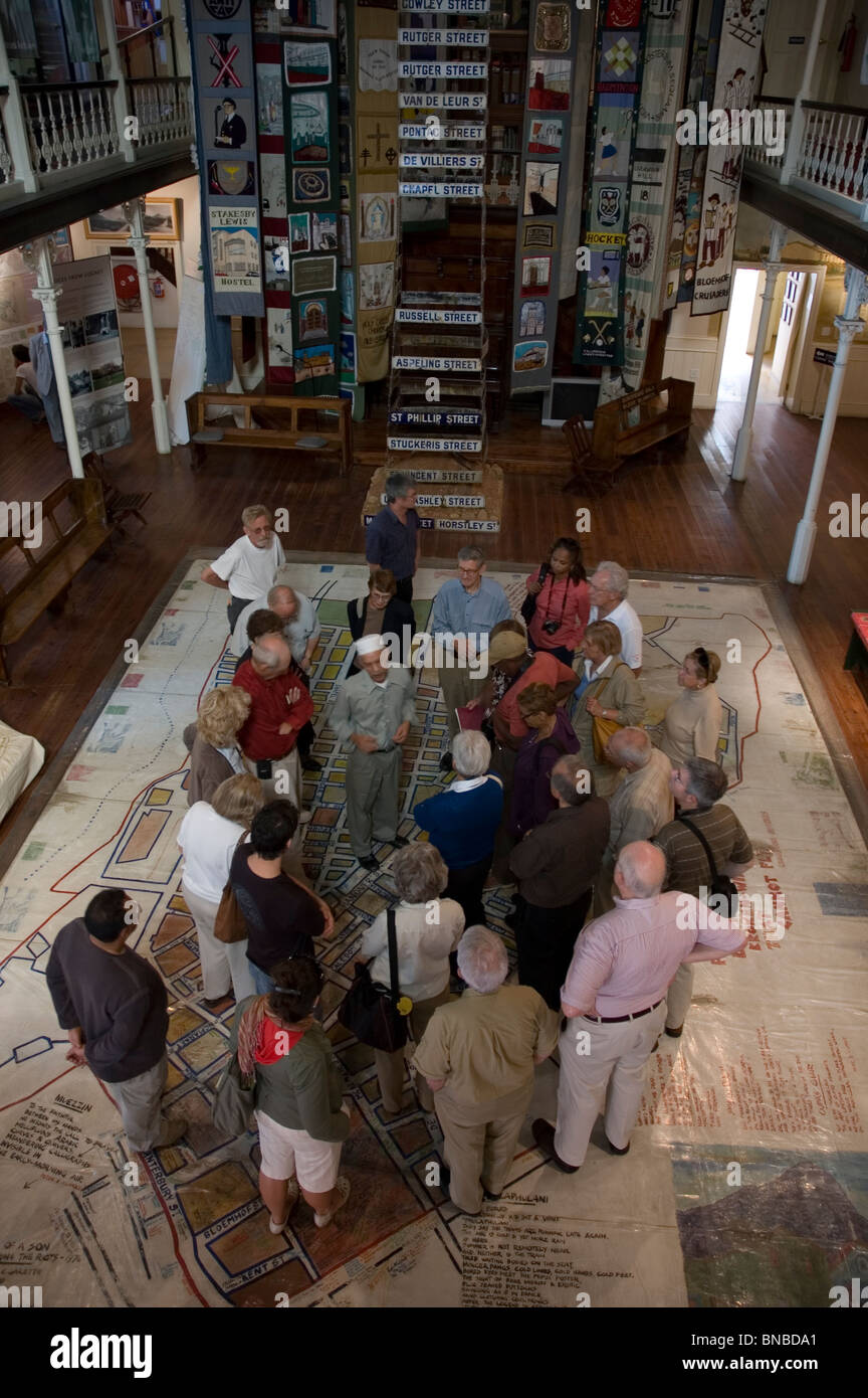 District 6 Museum, Südafrika. Kapstadt. 2007. District Six Museum ist ein Museum in der ehemaligen Innenstadt Wohngebiet und, District Six, in Kapstadt, Südafrika in einer alten methodistischen Kirche. Die District Six Foundation wurde 1989 gegründet und das Museum 1994, als Erinnerung an die erzwungene Bewegung von 60,000 Einwohnern verschiedener Rassen im District Six während der Apartheid in Südafrika in den 1970er Jahren. Der Boden des Museums ist mit einer großen Karte des Bezirks mit handschriftlichen Notizen von ehemaligen Bewohnern bedeckt, die zeigen, wo ihre Häuser waren. Stockfoto