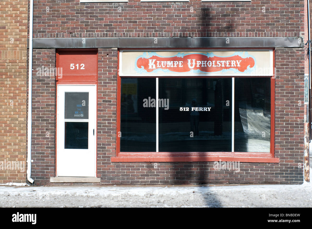 Eine alte jetzt ungenutzten Polster Schaufenster in der Innenstadt von Lafayette, Indiana Stockfoto