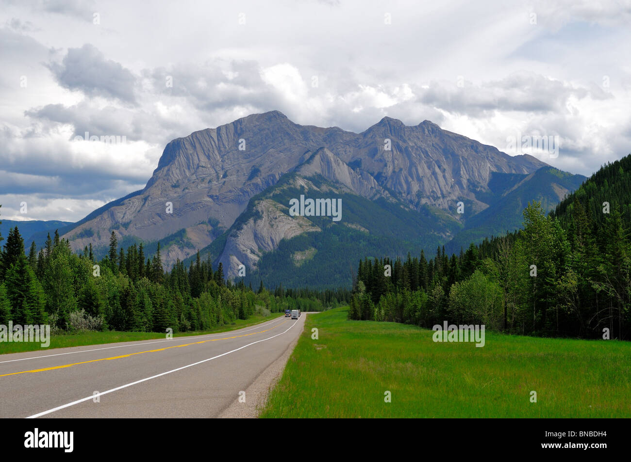 Highway durch die kanadischen Rockies. Jasper Nationalpark, Alberta, Kanada. Stockfoto
