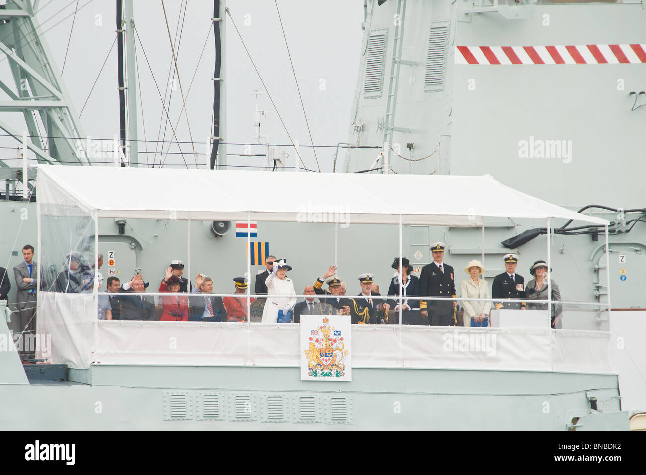 Königin Elizabeth II und Prinz Philip Welle zu einer Masse an der Küste von Halifax aus der Überprüfung Plattform auf HMCS ST. JOHN'S. Stockfoto