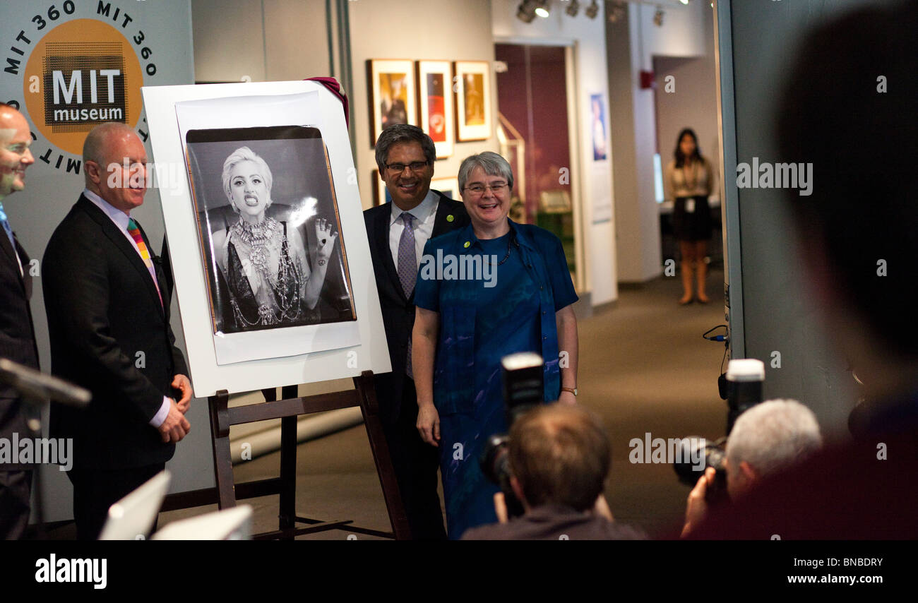 Polaroid-Führungskräfte und MIT Museum Kurator Deborah Douglas stellen mit dem Porträt von Lady Gaga. Stockfoto