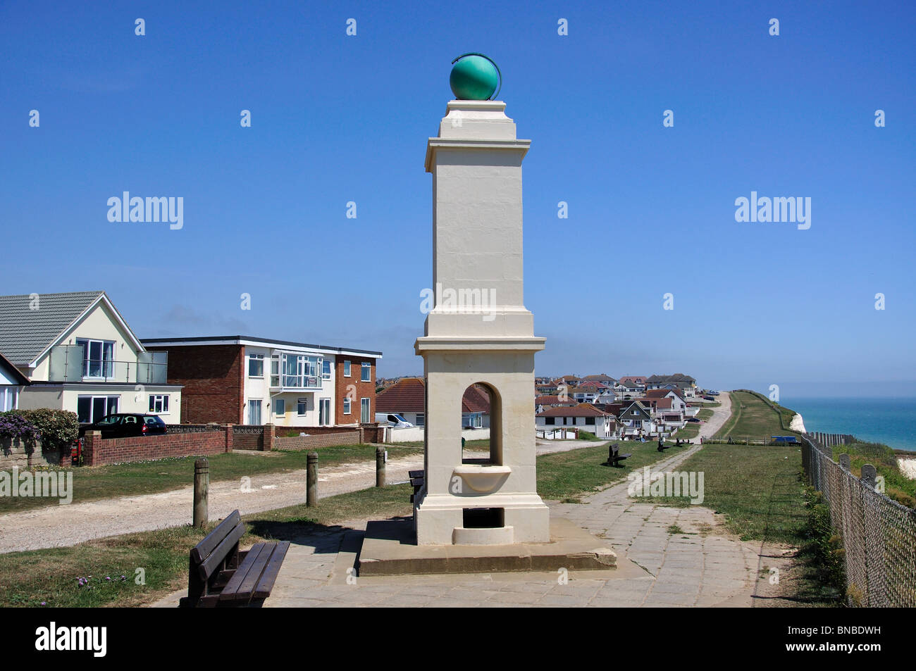 Die Meridian Line & George V Monument, der Promenade, Peacehaven, East Sussex, England, Vereinigtes Königreich Stockfoto