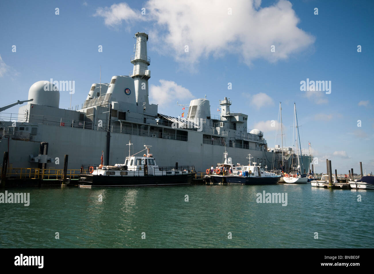 HMS Bristol die einzige Type 82 Destroyer jetzt eine Unterkunft und Ausbildung Schiff in Portsmouth Harbour hat sie bei dem Falklandkrieg 1982 nahm gebaut Stockfoto