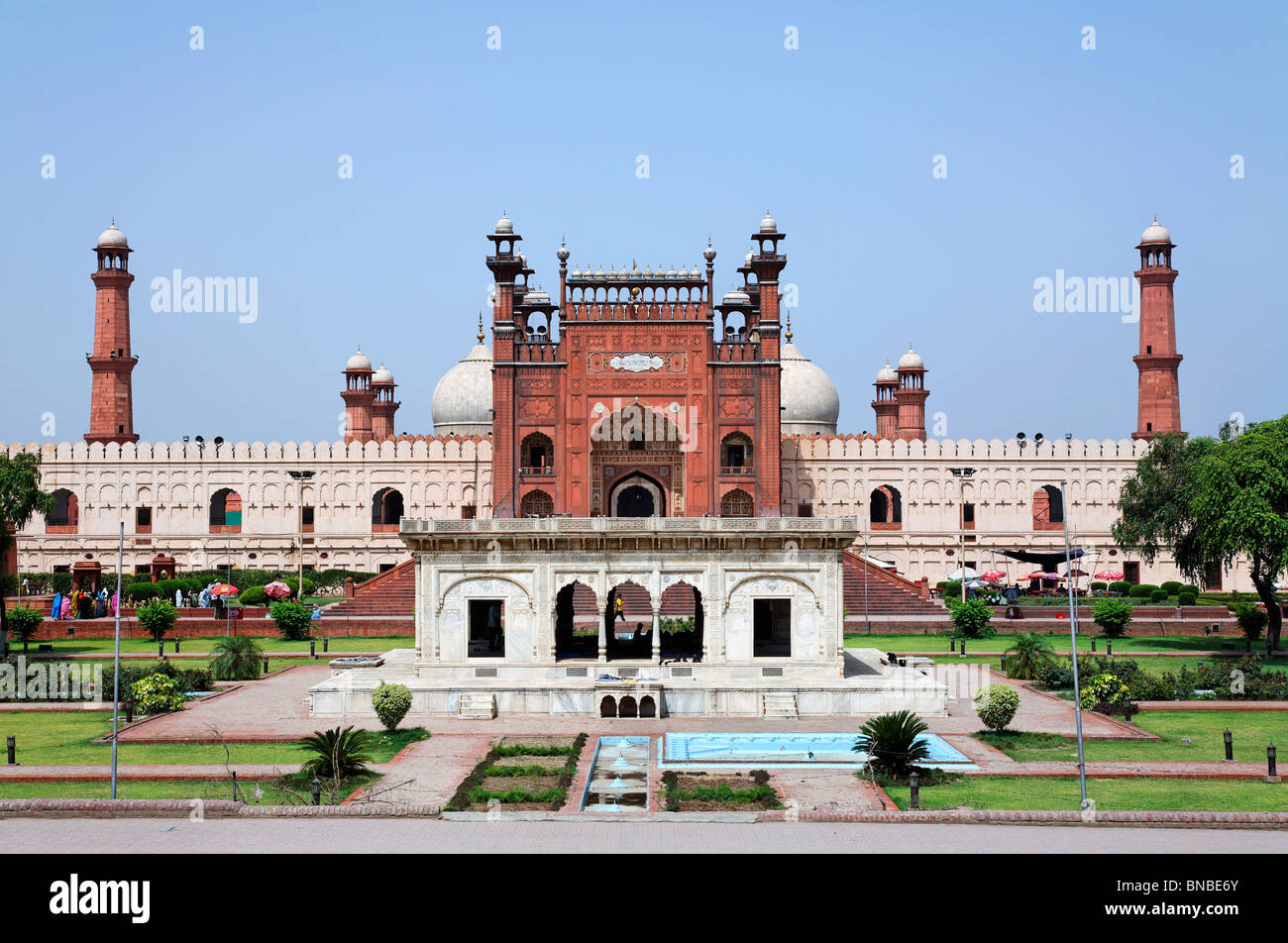 Gärten vor Badshahi Moschee, Lahore, Punjab, Pakistan Stockfoto