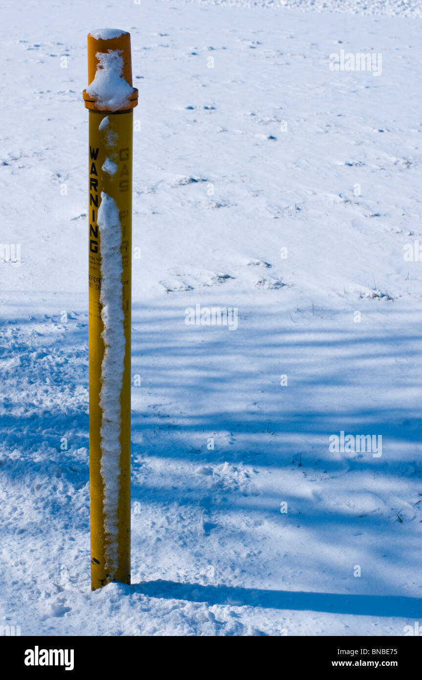 Ein Schnee bedeckten Pol markiert eine Erdgas-Linie Stockfoto