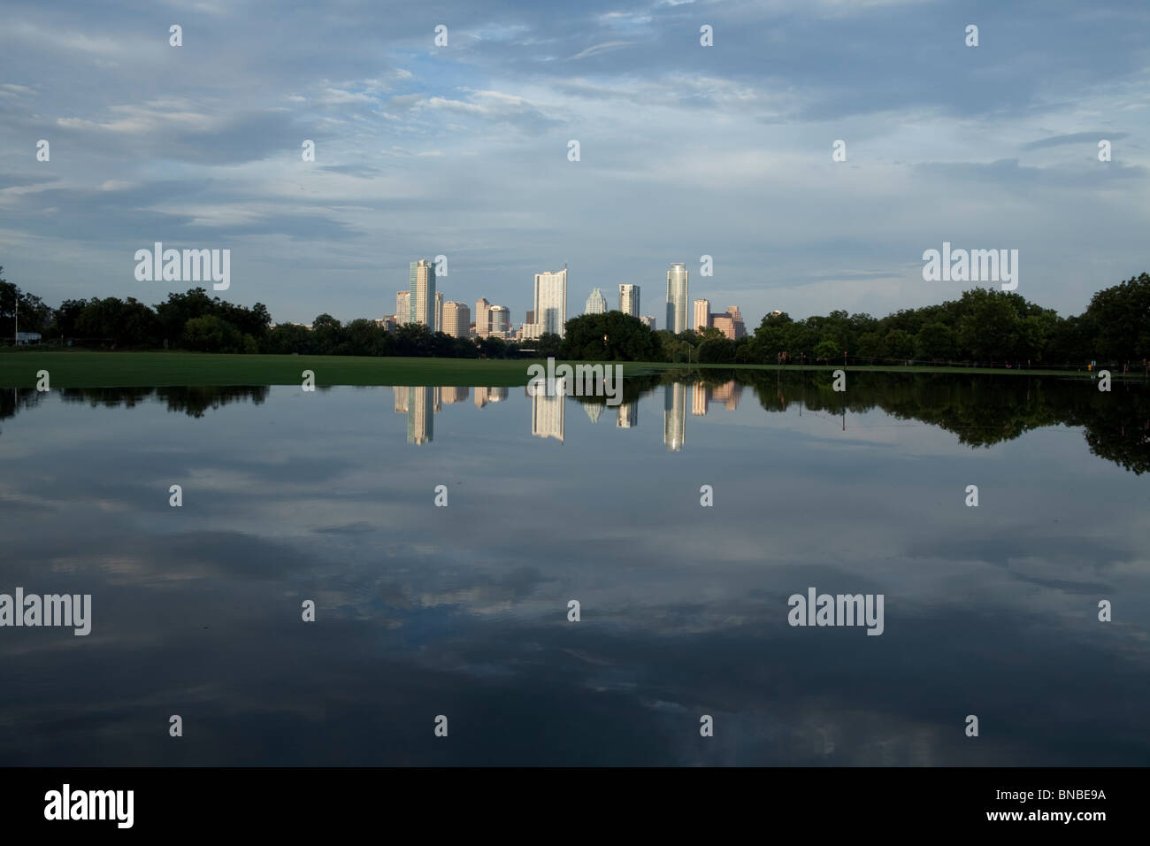 Die Skyline von Austin, Texas, spiegelt sich in einem großen Pool von Regenwasser stehen in der Innenstadt von ZIlker Park Stockfoto