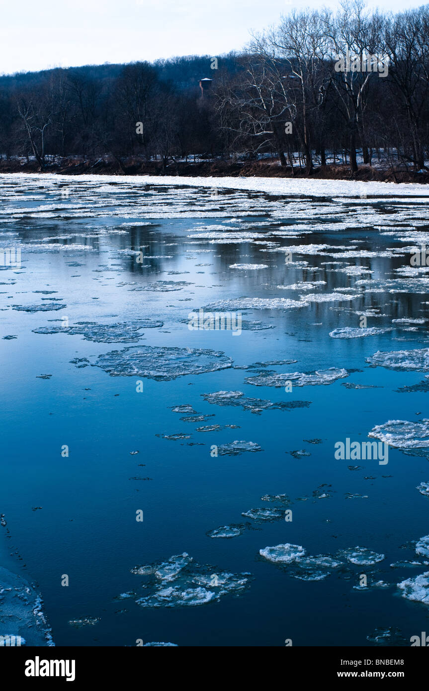Brocken Eisgang auf dem Wabash River nach einer Schmelze Stockfoto