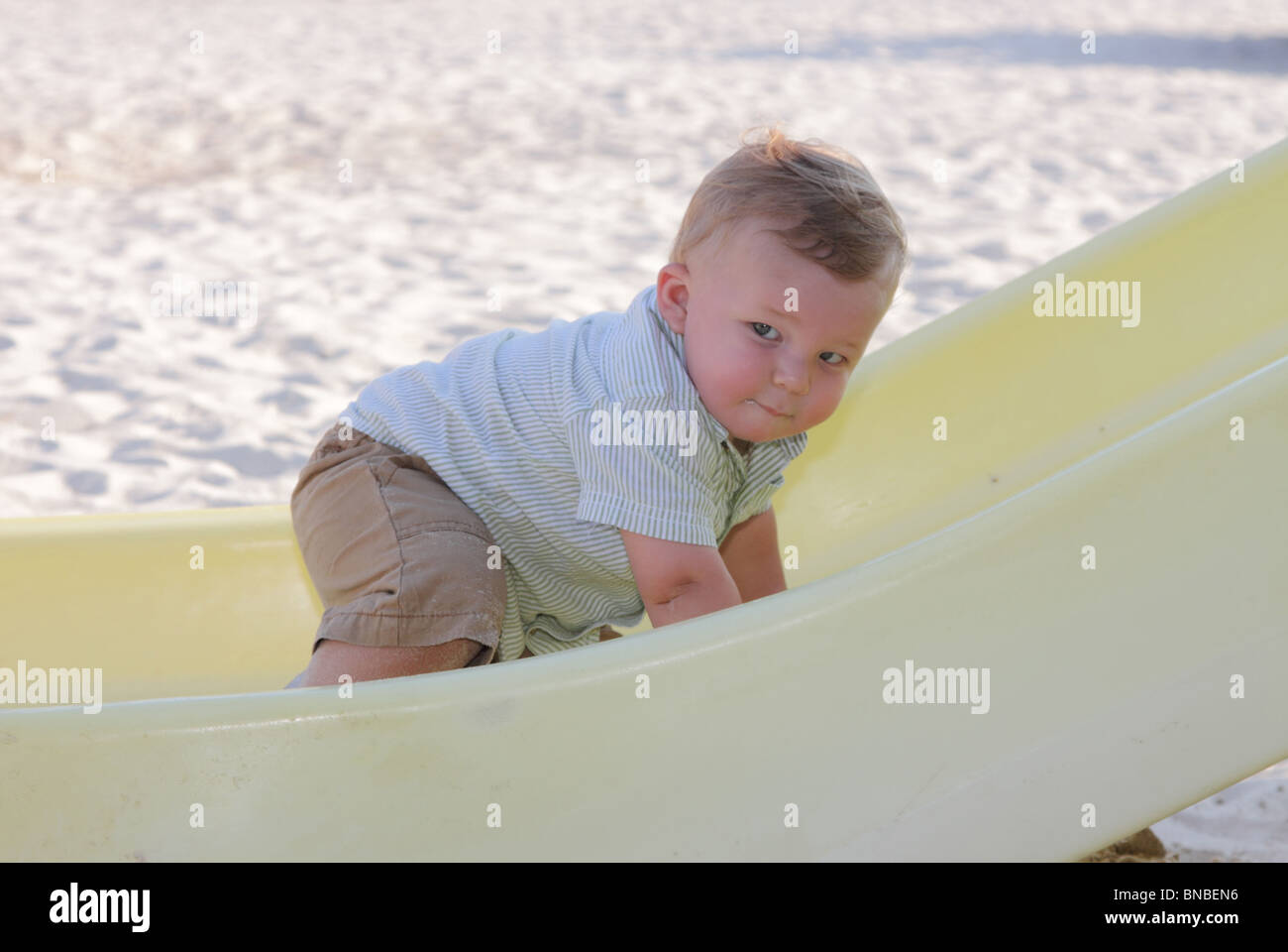 Ein 12 Monate altes Baby Spielen auf einer Folie Stockfoto
