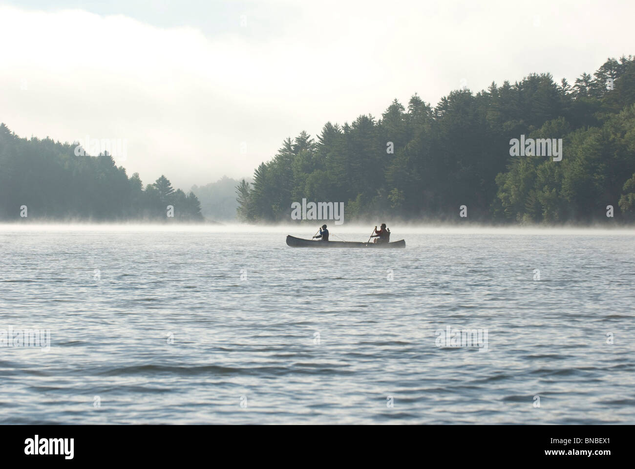 Zwei Personen Kanu auf Waterbury Reservoir im Morgennebel in Vermont. Stockfoto