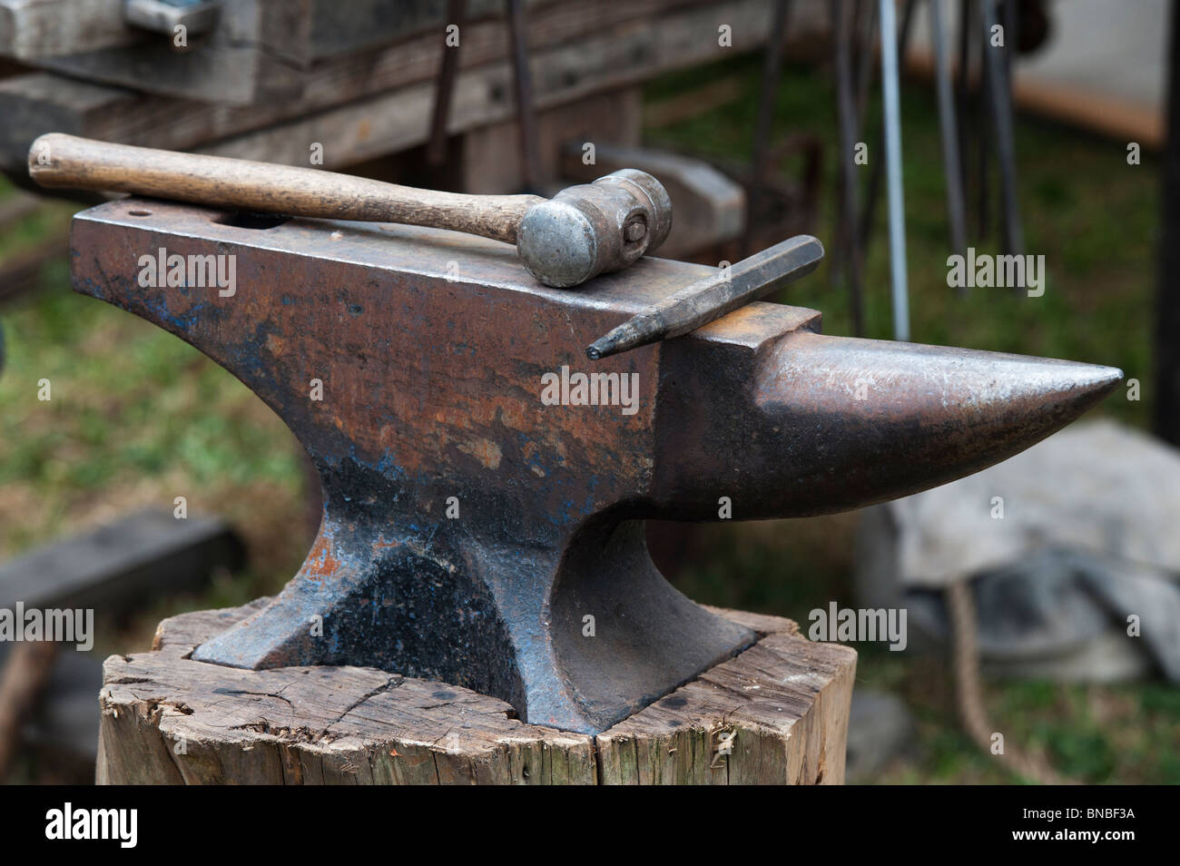 Hammer und Amboss, Schmiede Werkzeuge in der tewkesbury Medieval Festival 2010. Stroud, Gloucestershire, England Stockfoto
