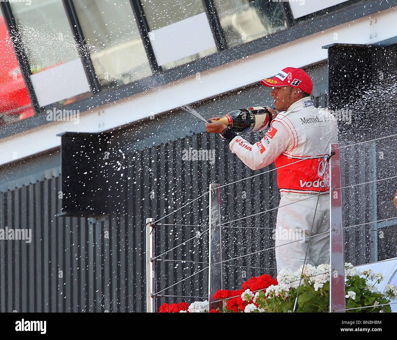 Lewis Hamilton feiert seinen zweiten Platz beenden in der britischen Formel Eins Grand Prix, Silverstone, 11.7.2010 Stockfoto