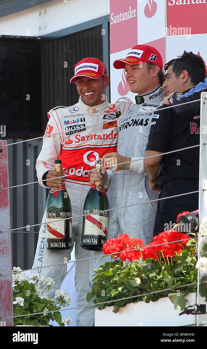 Lewis Hamilton und Nico Rosberg auf dem Podium am Ende des britischen Formel 1 Grand Prix 11. Juli 2010 Stockfoto