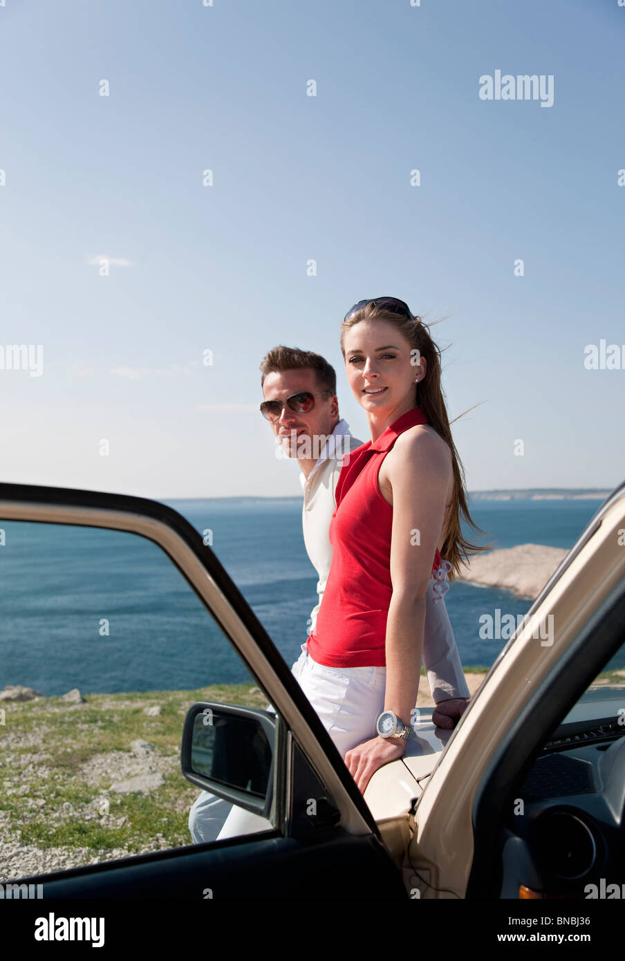 Paar mit Oldtimer auf dem Seeweg Stockfoto