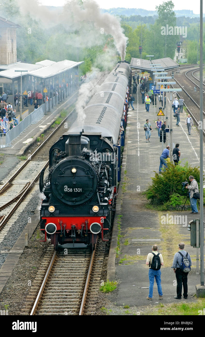 Dampfzug Abfahrt vom Bahnhof Neuenmarkt während 175 Jahre deutsche Eisenbahn, Bayern, Mai 2010. Stockfoto