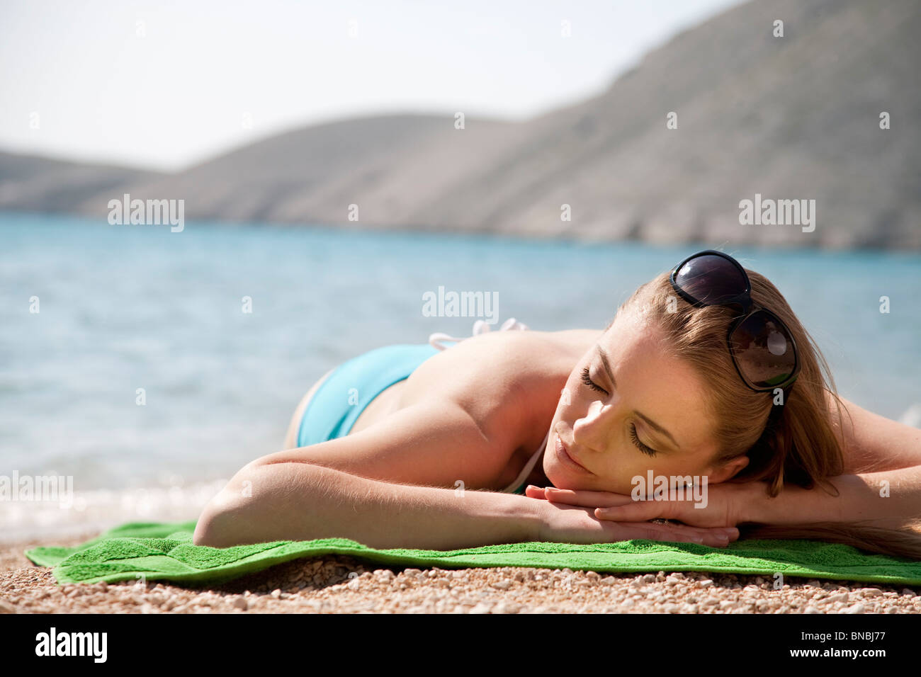 Frau am Strand Sonnenbaden Stockfoto
