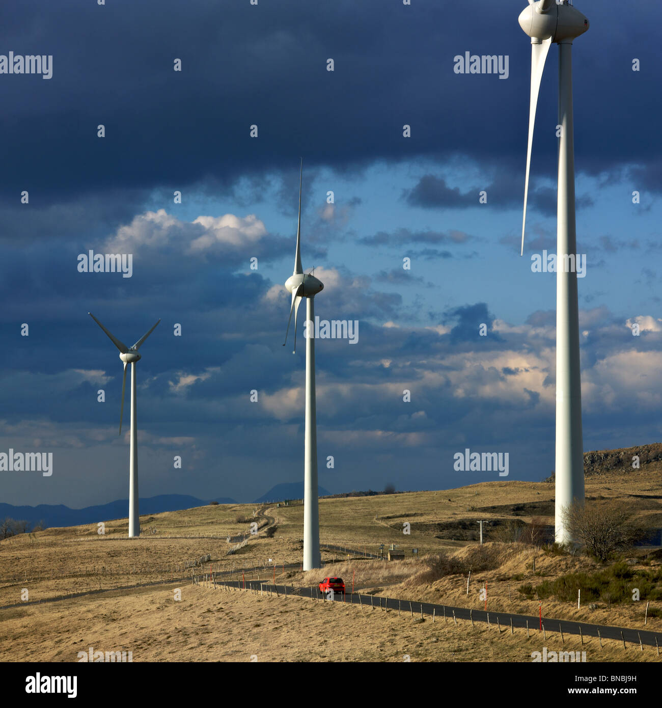 Wind-Turbine-Gruppe auf dem Lande. Stockfoto