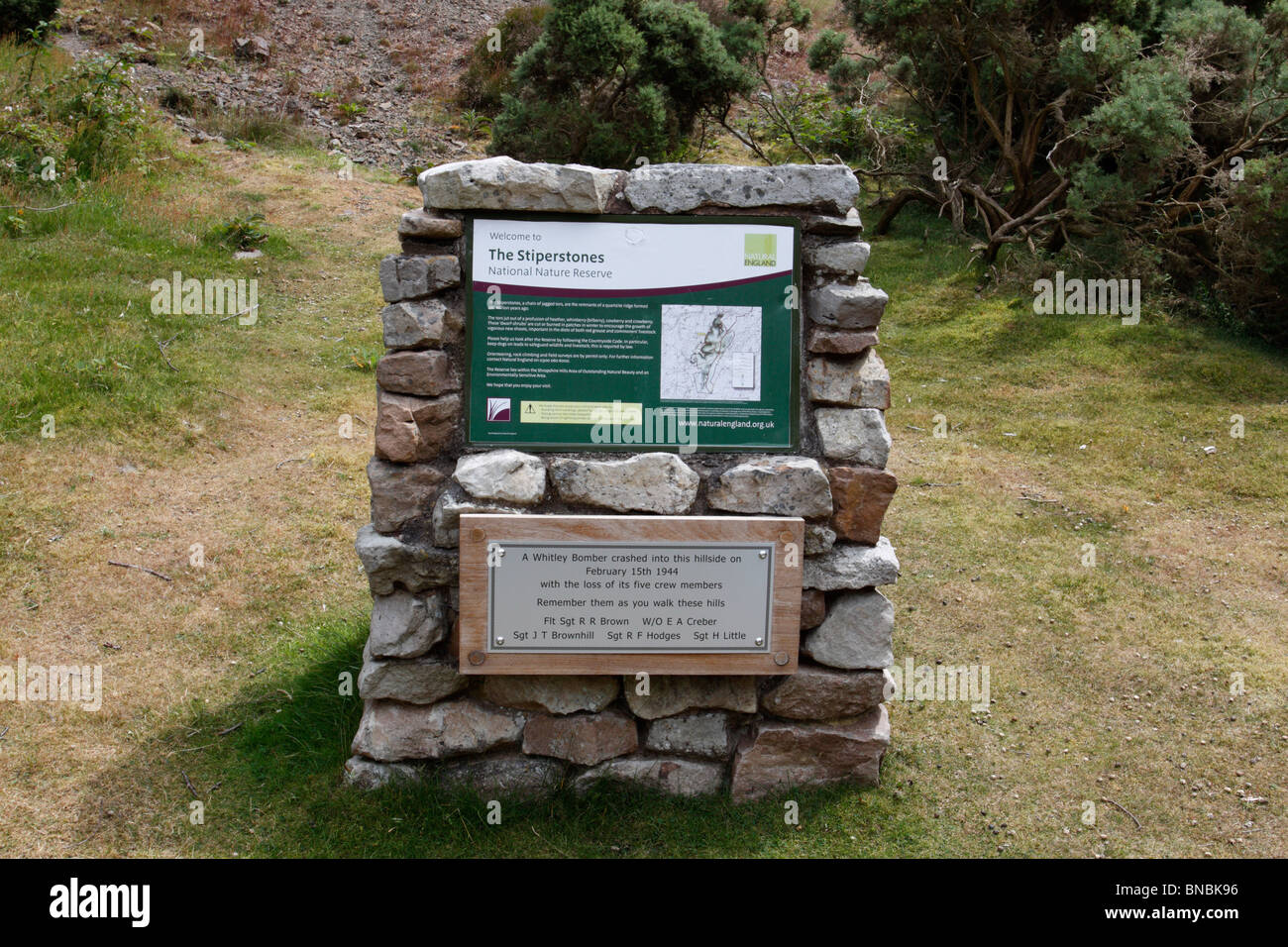 Eine Informationstafel und Denkmal für einen Krieg Flugzeug abstürzen auf Stiperstones, Shropshire Hügel AONB Stockfoto