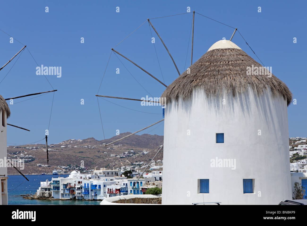 traditionelle Windmühle mit Blick auf Klein-Venedig, Mykonos-Stadt, Insel Mykonos, Cyclades Inseln der Ägäis, Griechenland Stockfoto