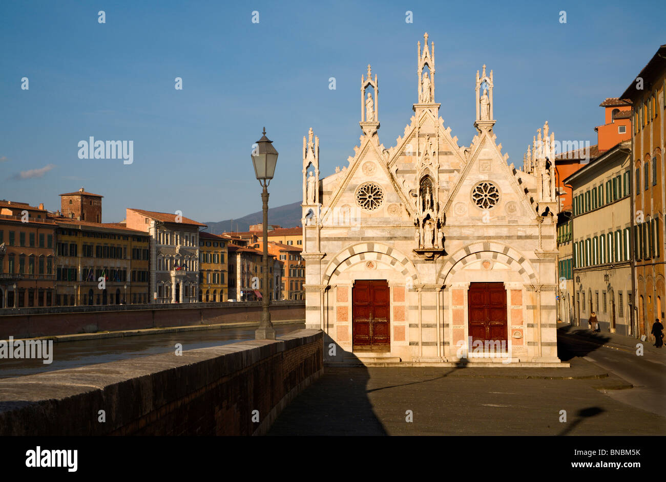 Pisa - Waterfront und kleine Kapelle von Santa Maria della Spina - Abend Stockfoto
