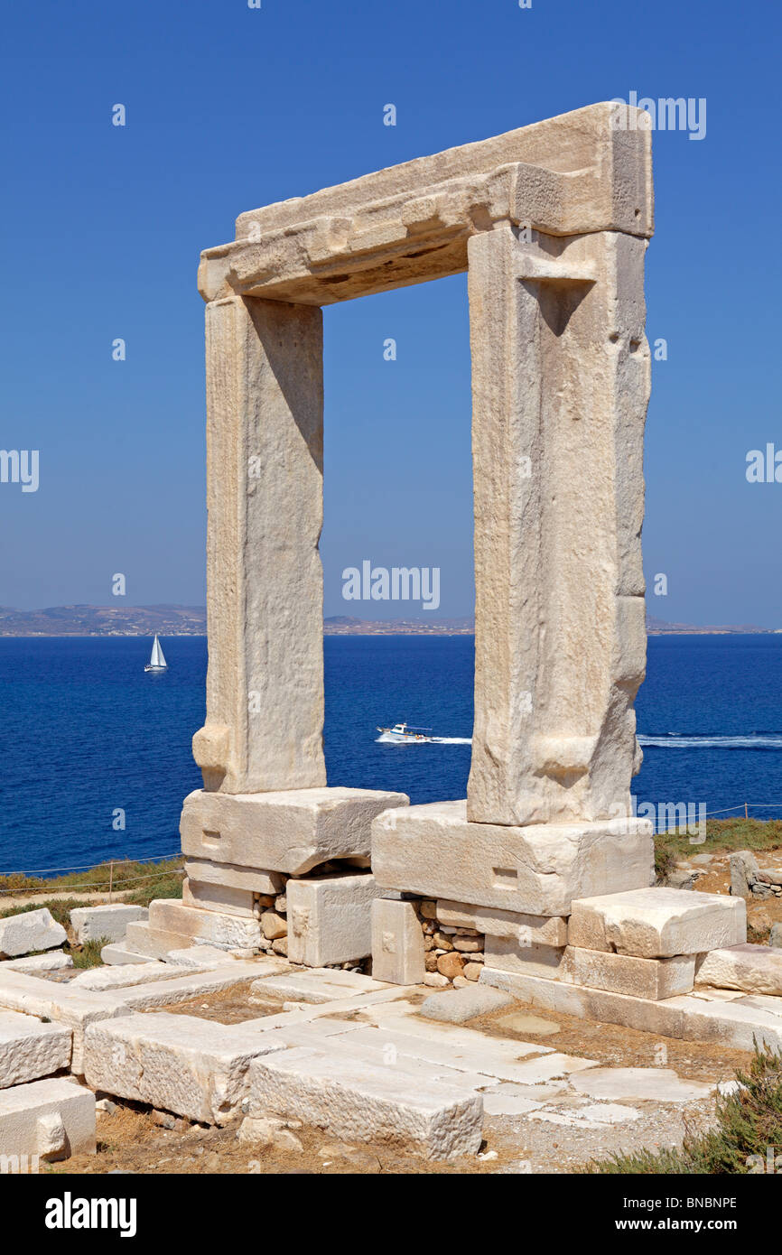 Tor der Apollotempel Portara, Naxos-Stadt, Insel Naxos, Cyclades Inseln der Ägäis, Griechenland Stockfoto