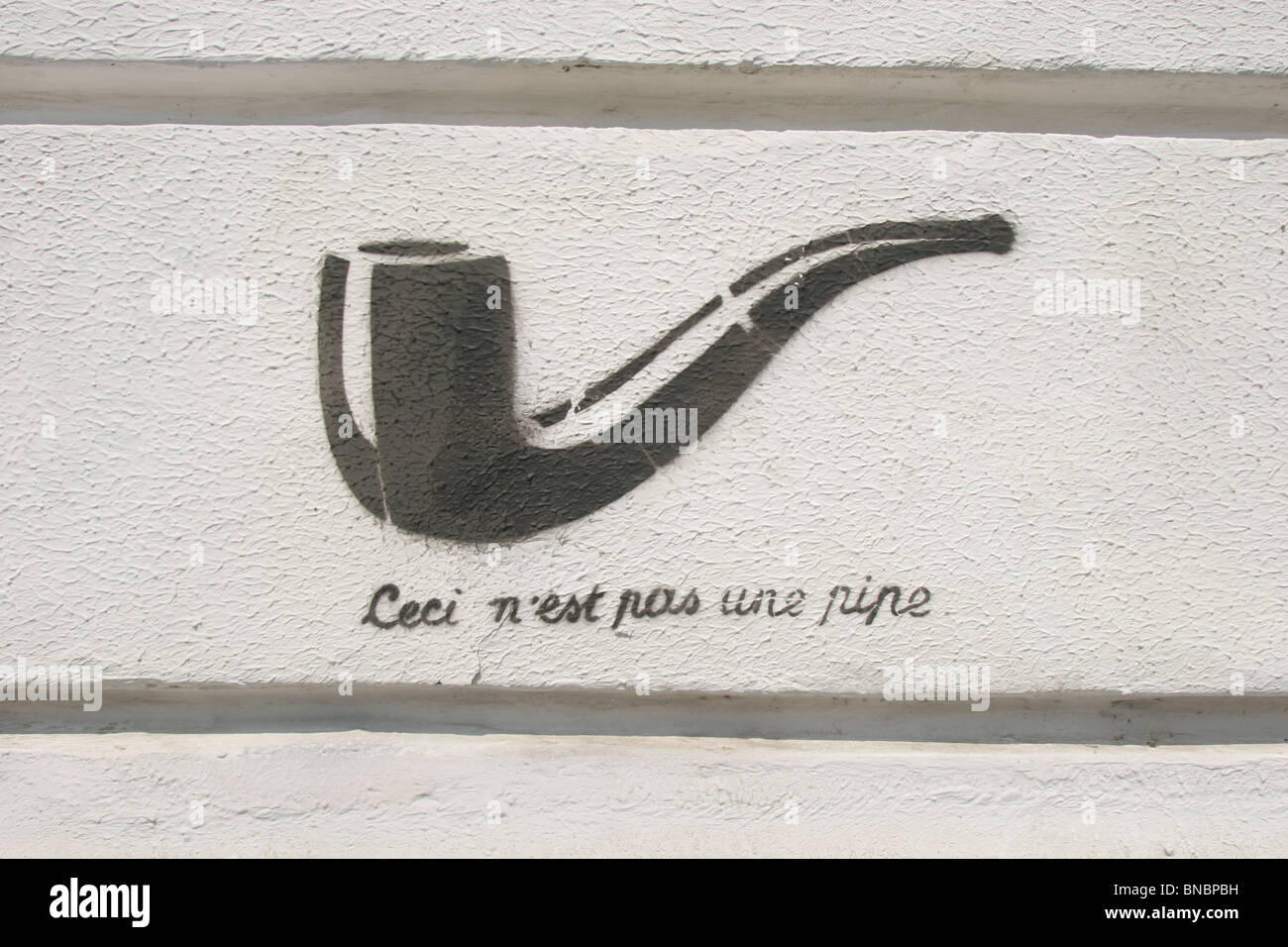 Schablone Graffiti Kunst Darstellung der Rene Magrittes surrealistischen Meisterwerk "Ceci n ' est Pas Une Pipe". Stockfoto