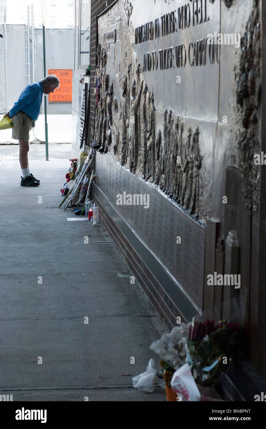 Ein Mann liest einen Teil des Denkmals für die Toten aus dem Fall der Zwillingstürme in den Terroranschlag von 911 Manhattan, New York Stockfoto
