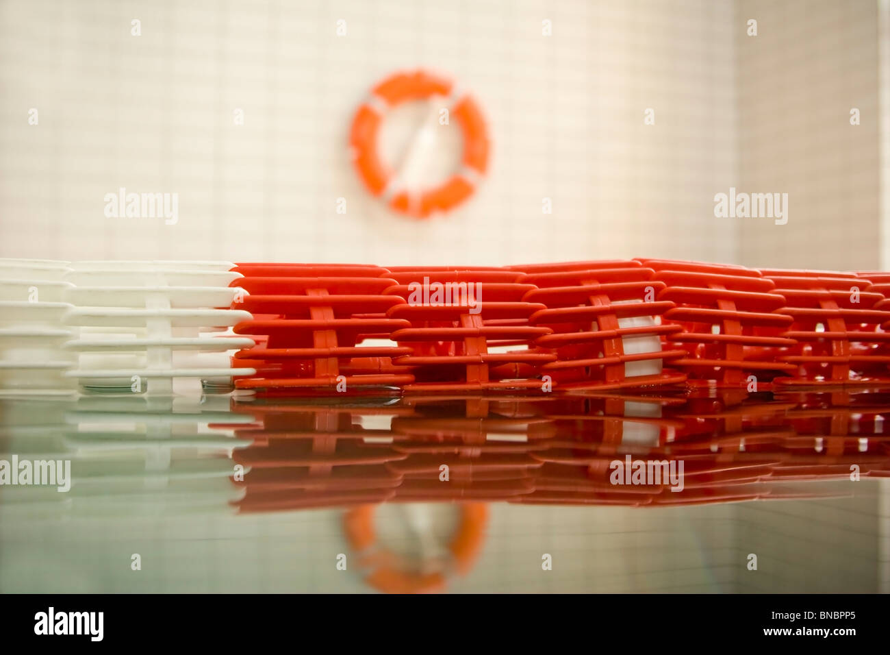 Rettungsring am Schwimmbad Stockfoto