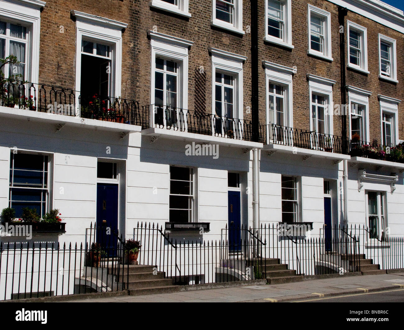 Exterieur des terrassenförmig angelegten Block der Häuser in London, England, UK. Stockfoto