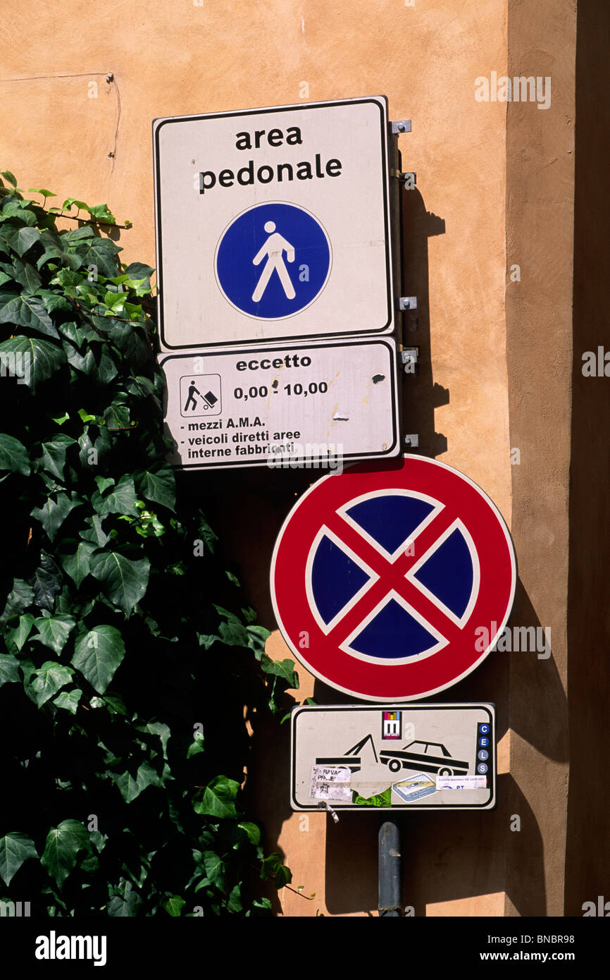 Italien, Rom, Fußgängerzone und kein Parkplatz-Beschilderung Stockfoto