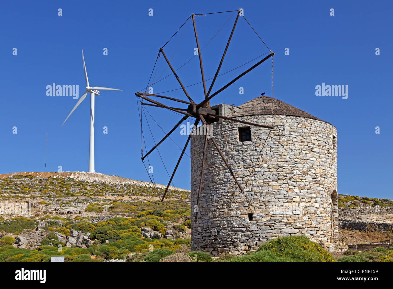 Wind Power Station und Windmühle in der Nähe von Koronos, Insel Naxos, Cyclades, Ägäische Inseln, Griechenland Stockfoto