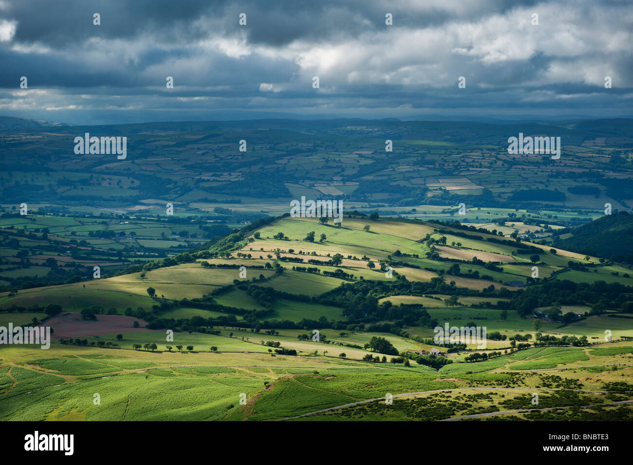 Dramatisches Licht über ländliche Landschaft und Wye Valley gesehen von Heu zu bluffen, Brecon Beacons National Park, Wales Stockfoto