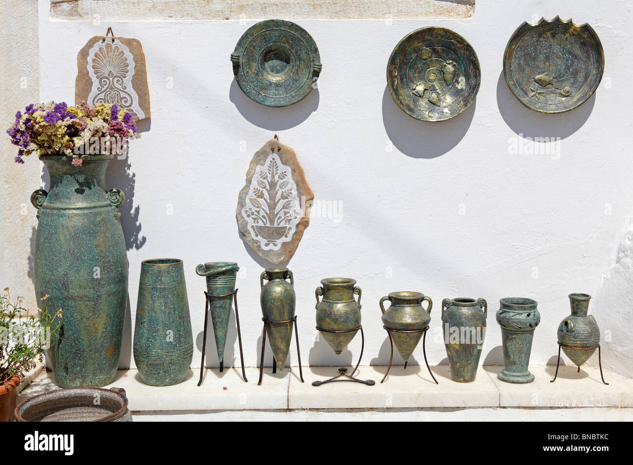 Anzeige der einen Souvenir-Shop in das Bergdorf Apeiranthos, Insel Naxos, Kykladen, Ägäis, Griechenland Stockfoto