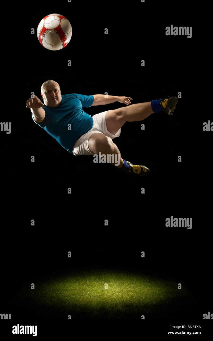 Großer Mann tut fliegenden volley Stockfoto